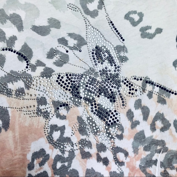 Women’s tee - Picture 2 of 5